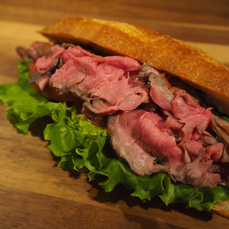 自家製ローストビーフのバゲットサンド