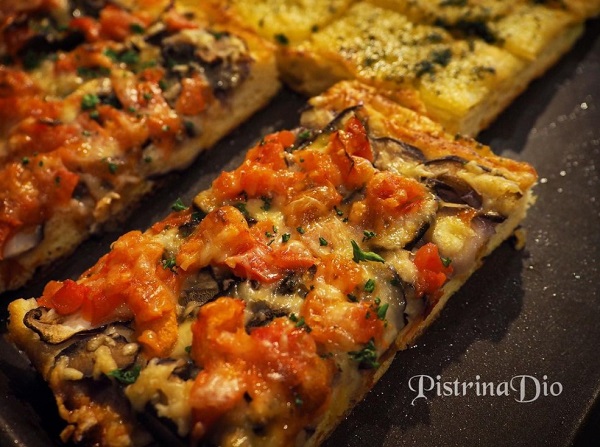 紫玉葱としいたけのフォカッチャ